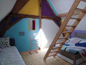 Zimmer im Dachgeschoss mit einer Leiter und einem Bett in der Unterkunft Gîte mon p'ti bout in Les Roches-lʼÉvêque