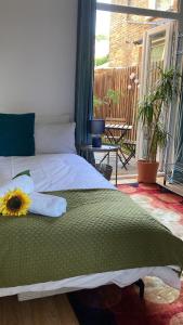 um quarto com uma cama com um girassol em Urban Retreat em Londres