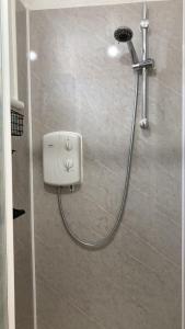 uma casa de banho com chuveiro em Urban Retreat em Londres