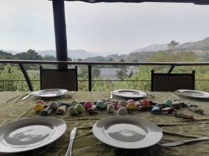 stół z talerzami i jajkami wielkanocnymi na nim w obiekcie Redberry Guest House w mieście Mbabane