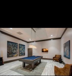 una sala de estar con una mesa de billar. en City living with a resort feel !, en Houston