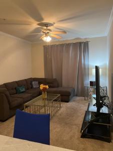 sala de estar con sofá y mesa en City living with a resort feel !, en Houston