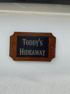 un panneau sur un mur qui lit aujourd'hui la boîte aux lettres dans l'établissement Toddys Hideaway, à Cavan
