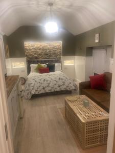 Un pat sau paturi într-o cameră la Toddys Hideaway