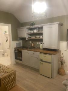 O bucătărie sau chicinetă la Toddys Hideaway