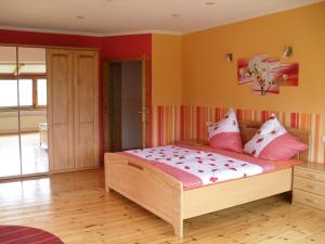 a bedroom with a bed with red and yellow walls at Ferienwohnung Stablo in Kommen