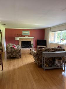 ein Wohnzimmer mit einem Sofa und einem Kamin in der Unterkunft Private House in Somerset/New Brunswick Central Jersey 