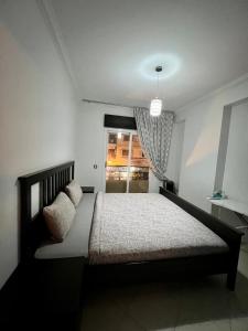 Un dormitorio con una cama y una ventana en Residence meaxpa adres Av Youssef ibn tachfine 4 Tanger, en Tánger 8 fotos más