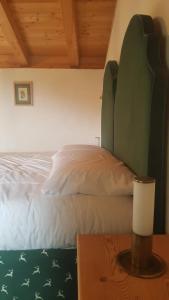 מיטה או מיטות בחדר ב-Alpenchalet Waldl - lo Scoiattolo