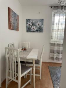 a dining room with a table and chairs at JOVAN APARTMAN in Rospi Ćuprija