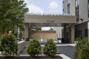 een gebouw met een bord dat Fort Lawrence ziekenhuis leest bij AC Hotel Atlanta Downtown in Atlanta