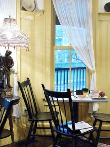 comedor con mesa, sillas y ventana en The Porches Inn at Mass MoCA, en North Adams