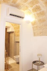 um quarto com um tecto e uma ventoinha de tecto em Palazzo Scianni Dimora della Petraia em Monopoli