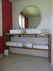 ein Badezimmer mit 2 Waschbecken, einem Spiegel und Handtüchern in der Unterkunft Gite un bren de bonheur in Bren