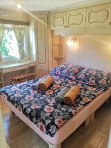 1 cama con almohadas en el dormitorio en Agroturystyka u Kozdryka en Leśna