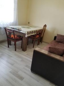 sala de estar con mesa, sillas y sofá en Sitrus Astara city, 