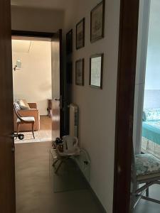 corridoio con camera con soggiorno e tavolo di Bed&Breakfast La Madonnina a Marlia