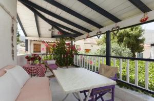 Balkón nebo terasa v ubytování To Spitaki Apartments