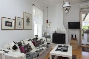 TV a/nebo společenská místnost v ubytování To Spitaki Apartments