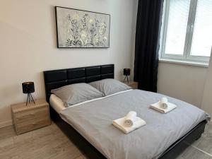 een slaapkamer met een bed met twee handdoeken erop bij Apartmány Košice in Košice