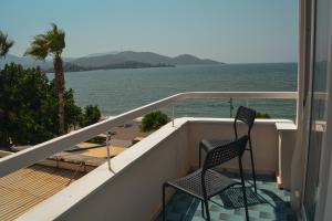 2 stoelen op een balkon met uitzicht op de oceaan bij Er-Öz Hotel in Fethiye