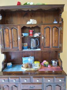 un armadio in legno con bancone e cibo sopra di La Casa di Carta FIUGGI a Fiuggi