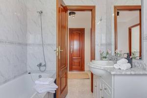 une salle de bain blanche avec une baignoire et un lavabo dans l'établissement Casa Herminia, à Coristanco 31 autres photos