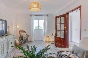 Casa Herminia في Coristanco: غرفة معيشة مع أريكة وطاولة