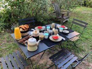 stół piknikowy z jedzeniem i napojami w obiekcie Les Troglos de la Tufolière w mieście Rochecorbon