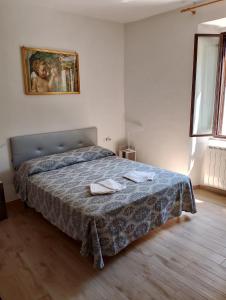 a bedroom with a bed with two towels on it at Casa Vacanze Le Cannelle in Montefiascone