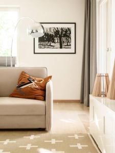 sala de estar con sofá y almohada en W Apartments Torupilli, terrace, green yard, parking, en Tallin