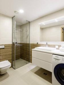 Ванная комната в W Apartments Torupilli, terrace, green yard, parking