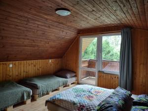 Postel nebo postele na pokoji v ubytování Chata Parnica v objeti slovenskych hor