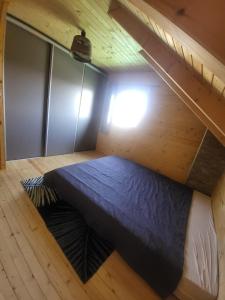 Een bed of bedden in een kamer bij Vikendica-chalet-Nišici