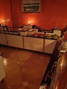 uma linha de buffet com muitos tipos diferentes de alimentos em SPOR HOTEL em Ancara