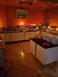 duża kuchnia z czerwonymi ścianami i blatem w obiekcie SPOR HOTEL w mieście Ankara