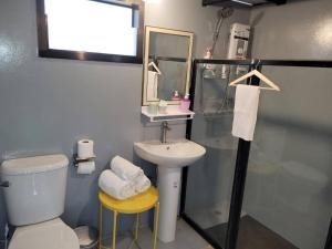 een badkamer met een wastafel, een toilet en een douche bij Brook Cottage in Ban Khanong Phra Klang (1)