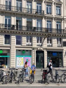 un groupe de vélos garés devant un bâtiment dans l'établissement Chambre indépendante en face de la Gare Lille Flandres, à Lille
