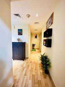 un pasillo con suelo de madera en un edificio en VIP Hostel - Females Only, en Dubái