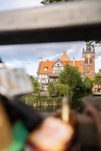 a view of a large house from a window at KOWALSKA 8 APARTAMENTY ZRESETUJ SIĘ W GDAŃSKU in Gdańsk