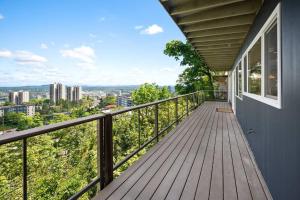 Elle comprend un balcon offrant une vue sur la ville. dans l'établissement Breathtaking Views w/ Modern Lux - 2330, à Portland