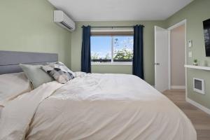 Breathtaking Views w/ Modern Lux - 2330 في بورتلاند: غرفة نوم مع سرير أبيض كبير مع نافذة