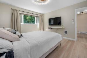 1 dormitorio blanco con 1 cama grande y TV en Breathtaking Views w/ Modern Lux - 2330 en Portland