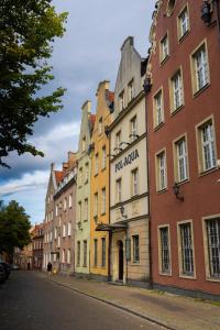 a row of buildings on a city street at KOWALSKA 8 APARTAMENTY ZRESETUJ SIĘ W GDAŃSKU in Gdańsk