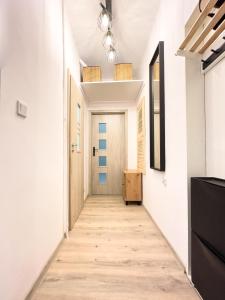 a hallway leading to a door in a room at KOWALSKA 8 APARTAMENTY ZRESETUJ SIĘ W GDAŃSKU in Gdańsk