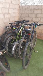 una fila di biciclette parcheggiate accanto a un muro di mattoni di Casa Pueblo a Pisco Elqui