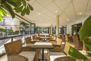a restaurant with chairs and tables and windows at Hotel Hollywood***S in Lido di Jesolo