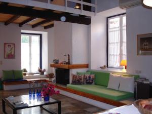 Posezení v ubytování To Spitaki Apartments