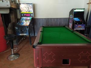 a room with a pool table and a video game at Mobil-Home Camping de la dune Blanche in Camiers