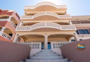 um edifício com escadas em frente em Steps to the BEACH Las Palmas Condo # 1 em San Felipe